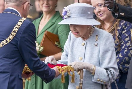 Sondage: 56 % des Canadiens sont opposés au serment d’allégeance à la reine