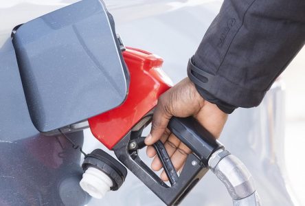 Réduction des GES: jusqu’à 13 cents de plus le litre d’essence pour les Canadiens