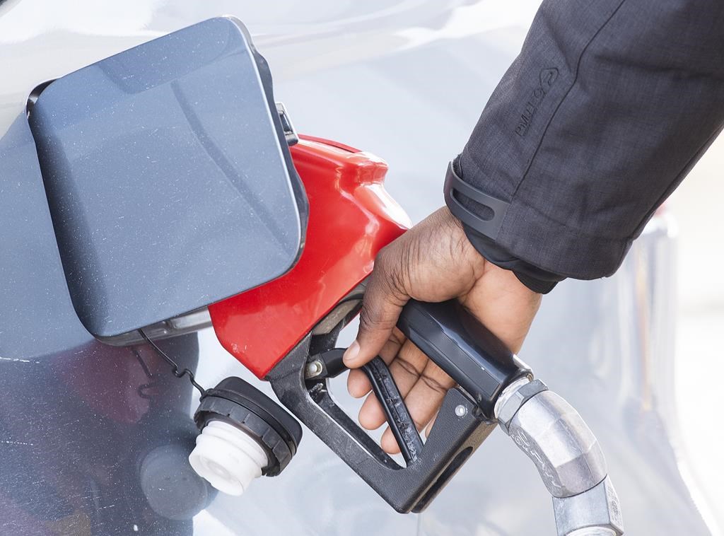 Réduction des GES: jusqu’à 13 cents de plus le litre d’essence pour les Canadiens