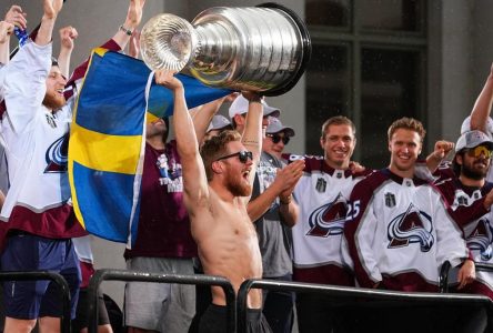 L’Avalanche célèbre avec ses partisans lors du défilé des champions