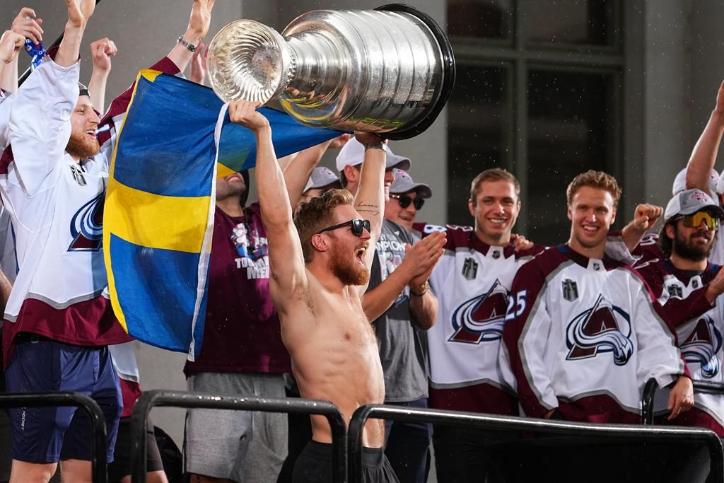 L’Avalanche célèbre avec ses partisans lors du défilé des champions