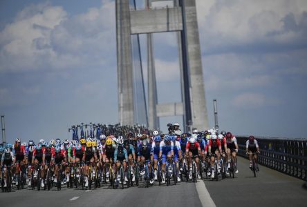 Jakobsen surprend van Aert et s’adjuge la deuxième étape du Tour de France