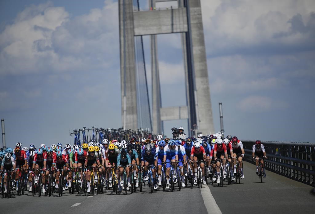 Jakobsen surprend van Aert et s’adjuge la deuxième étape du Tour de France