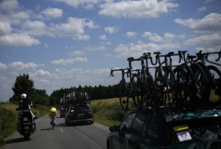 Wout van Aert gagne la 4e étape et accroît son avance en tête; Houle 24e