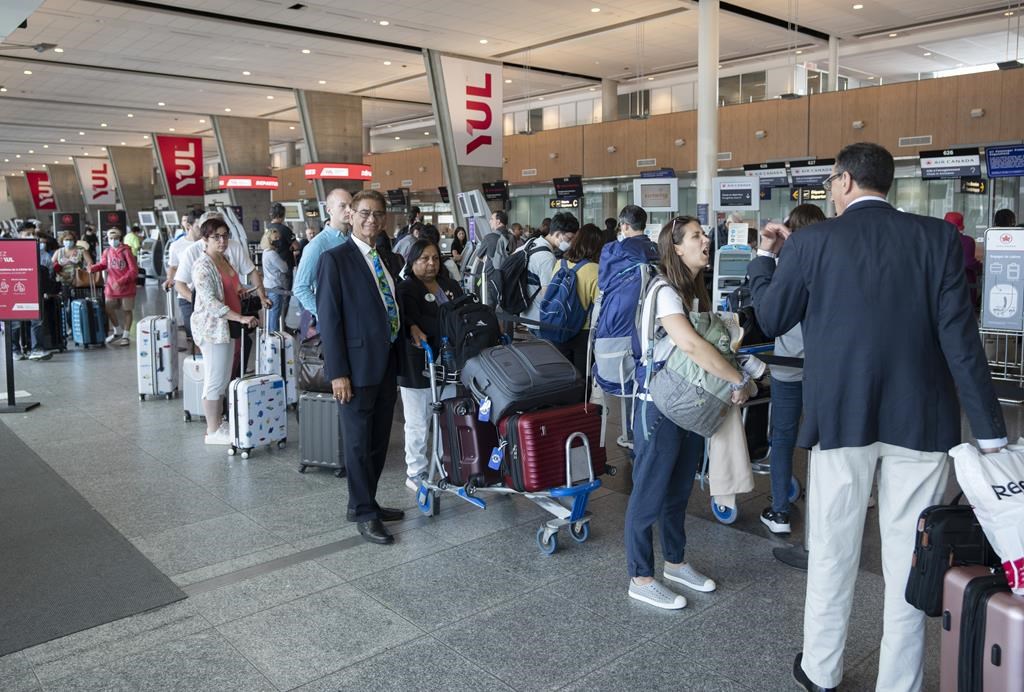 Sondage: l’inflation inquiète et irritation des gens face à l’attente aux aéroports