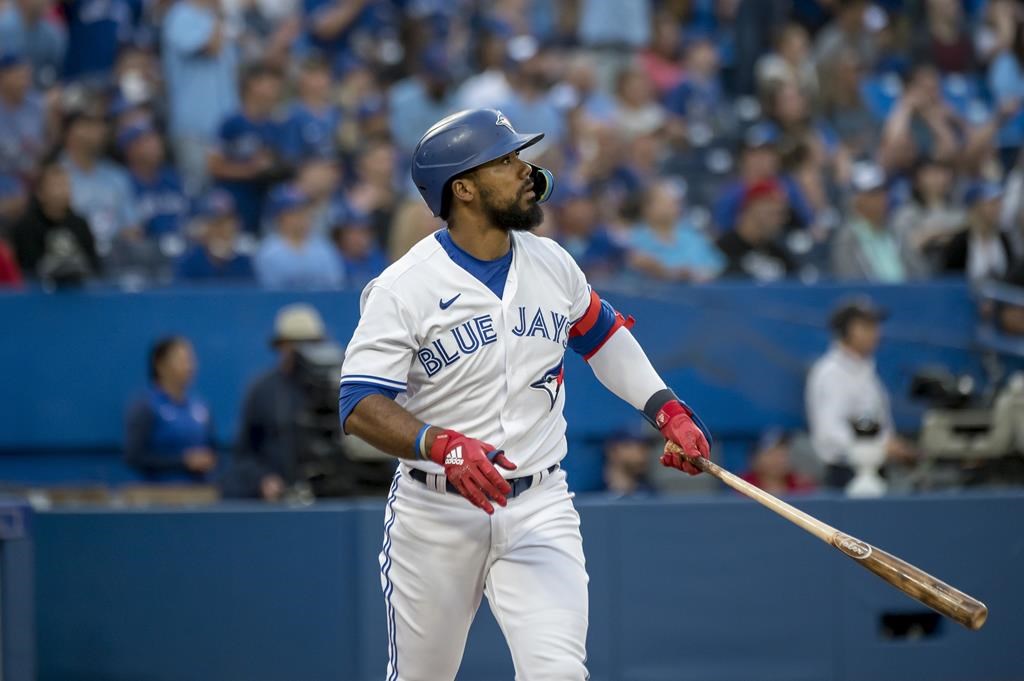 Hernandez et Guerrero aident Toronto à gagner 8-2; débuts victorieux pour Schneider