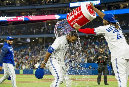 Les Jays cognent 4 coups sûrs de suite en 10e pour vaincre les Royals, 6-5