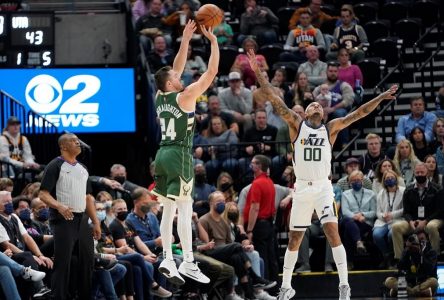 Connaughton signe une entente à long terme pour demeurer avec les Bucks de Milwaukee