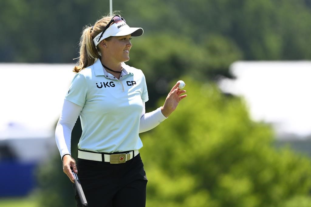 Brooke Henderson joue 64 et occupe le deuxième rang au Championnat Evian