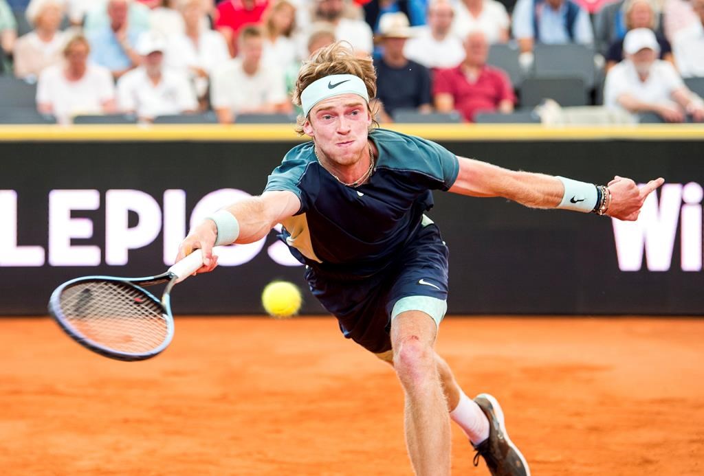 Alcaraz passe en quarts de finale à Hambourg, où Rublev s’incline