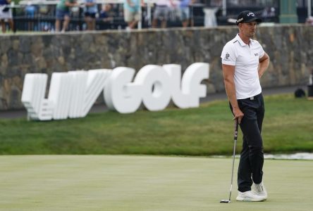 Stenson et Reed sont en tête; Mickelson connaît une dure journée