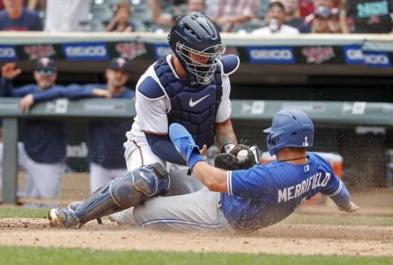 Une décision renversée en 10e manche permet aux Blue Jays de battre les Twins