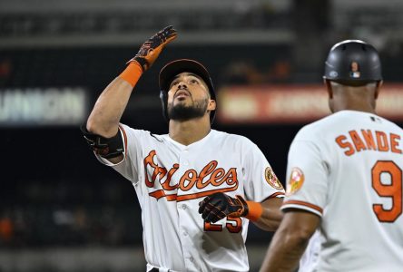 Les Orioles reviennent en force après la pause météo et défont les Blue Jays 6-5