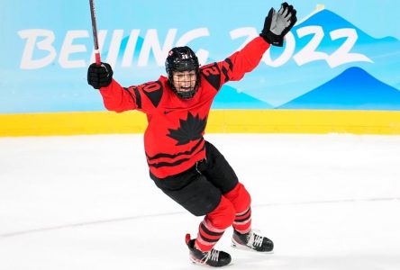 Sarah Nurse et Trevor Zegras sur la couverture du jeu vidéo NHL23