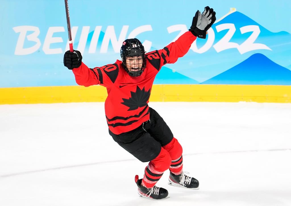 Sarah Nurse et Trevor Zegras sur la couverture du jeu vidéo NHL23