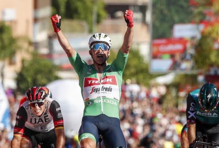 Tour d’Espagne: Roglic chute en fin d’étape, mais gagne du terrain sur Evenepoel