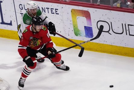 Le défenseur des Blackhawks Jake McCabe à l’écart pendant plusieurs semaines