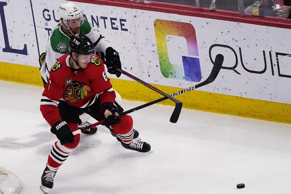 Le défenseur des Blackhawks Jake McCabe à l’écart pendant plusieurs semaines