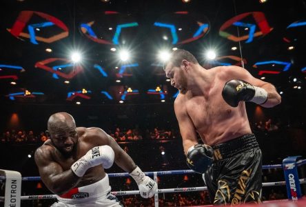 Carlos Takam force Arslanbek Makhmudov à boxer jusqu’à la limite