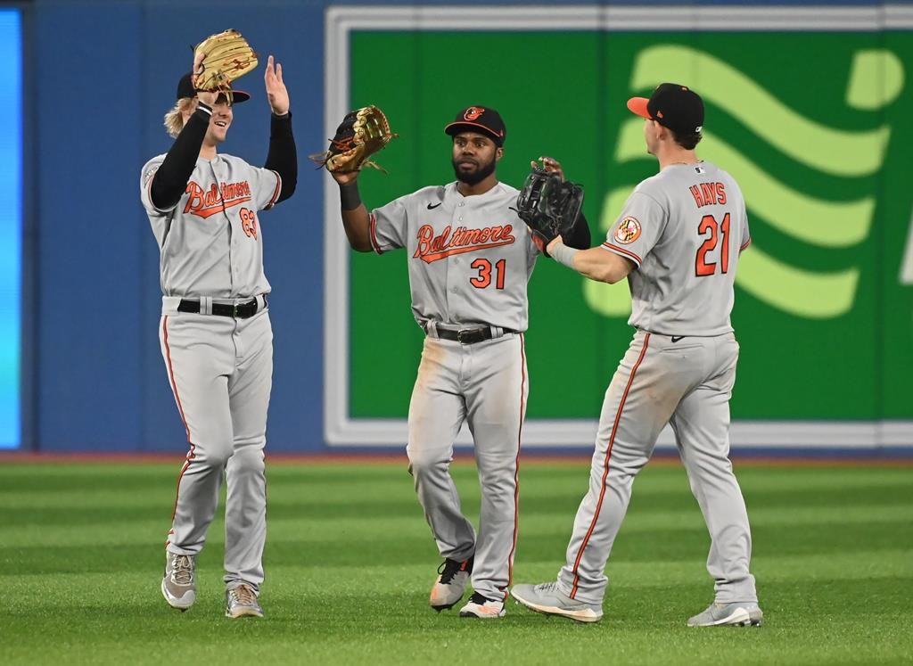 Les Orioles demeurent dans la course en soutirant une victoire contre les Blue Jays