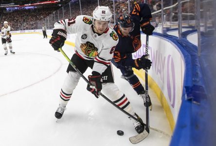 Les Canucks envoient Dickinson et un choix de deuxième tour aux Blackhawks