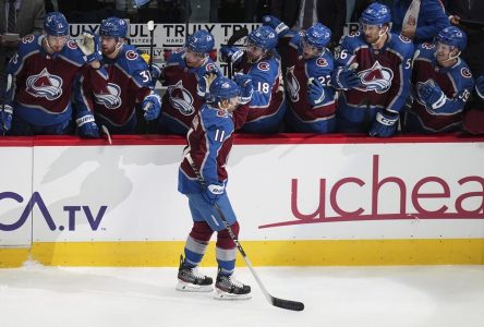 L’Avalanche entame la défense de son titre avec une victoire de 5-2 contre les Hawks