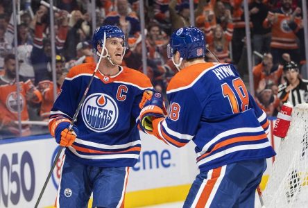 McDavid inscrit un tour du chapeau et obtient une aide au premier match de la saison