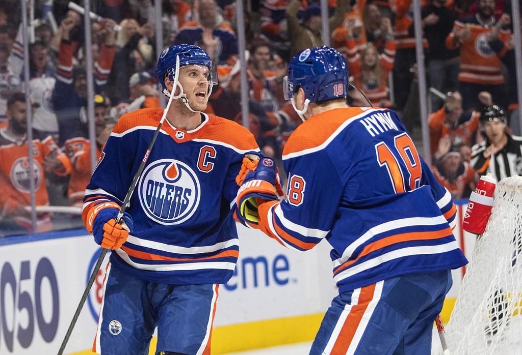 McDavid inscrit un tour du chapeau et obtient une aide au premier match de la saison