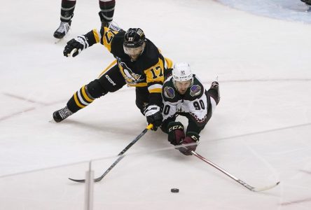 Sidney Crosby amasse trois points et les Penguins dominent les Coyotes 6-2