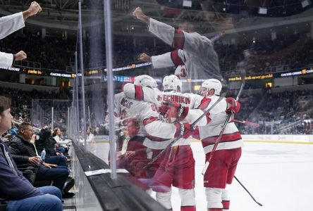 Aho délivre les Hurricanes avec un but en fin de match contre les Sharks