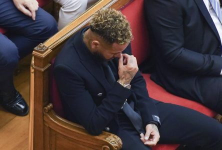 Le Brésilien Neymar fait une première présence au tribunal à Barcelone