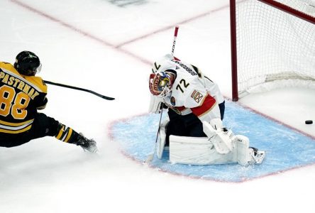 Jake DeBrusk marque deux buts et les Bruins défont les Panthers 5-3