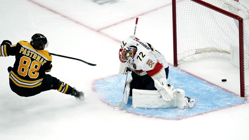 Jake DeBrusk marque deux buts et les Bruins défont les Panthers 5-3