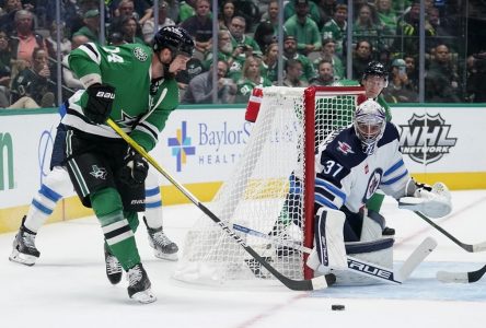 Les Stars défont les Jets sans leur entraîneur-chef Rick Bowness 4-1