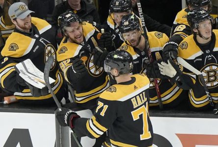 Hall réussit le but clé en fusillade pour les Bruins, contre les Ducks