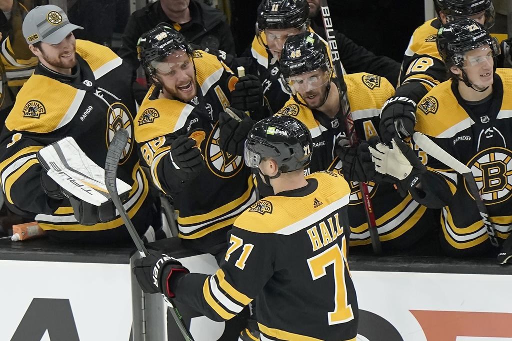 Hall réussit le but clé en fusillade pour les Bruins, contre les Ducks