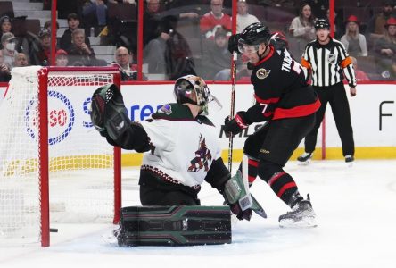 Brady Tkachuk marque deux buts et les Sénateurs écrasent les Coyotes 6-2