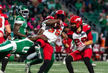 Les Stampeders gagnent 32-21 mettent fin aux espoirs de séries des Roughriders