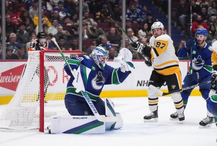 Kuzmenko brille dans un gain des Canucks de 5-1 contre les Penguins