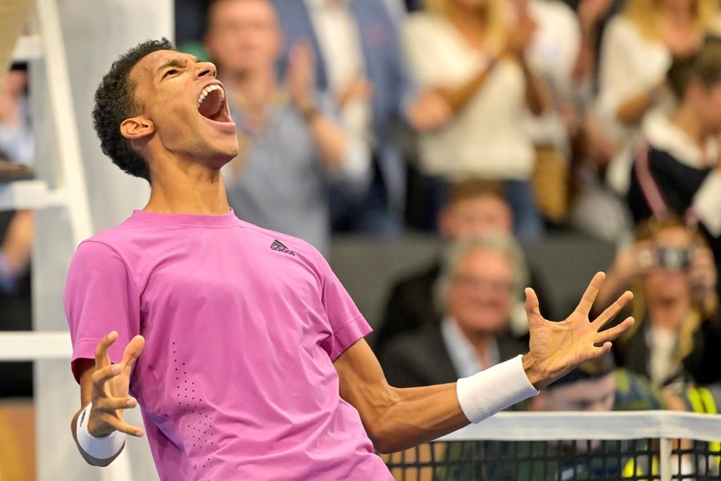 Félix Auger-Aliassime bat Holger Rune en deux sets en finale du tournoi de Bâle