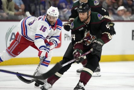 Lafrenière marque dans un gain des Rangers 3-2 contre les Coyotes