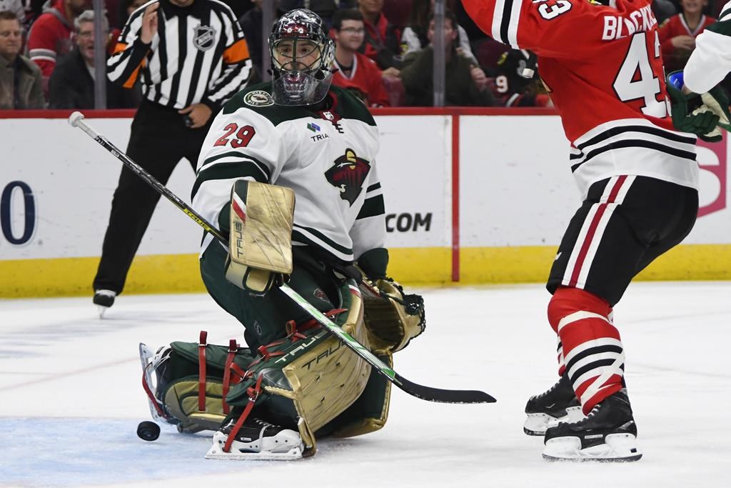 Frederik Gaudreau confirme la victoire du Wild contre les Blackhawks 4-3 en fusillade