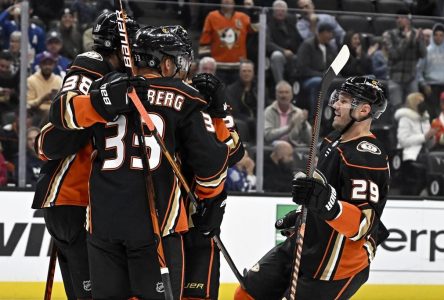 Les Ducks battent les Maple Leafs 4-3 et mettent fin à une série de sept revers