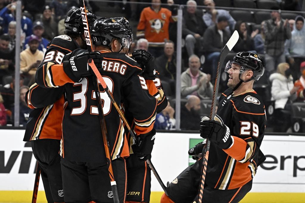 Les Ducks battent les Maple Leafs 4-3 et mettent fin à une série de sept revers