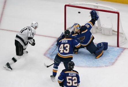 Grundstrom marque deux buts et permet aux Kings de vaincre les Blues 5-1