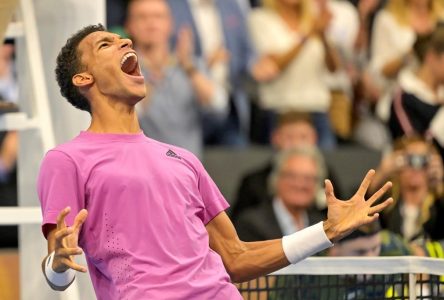 Auger-Aliassime porte à 14 sa série victorieuse et ira aux Finales de l’ATP