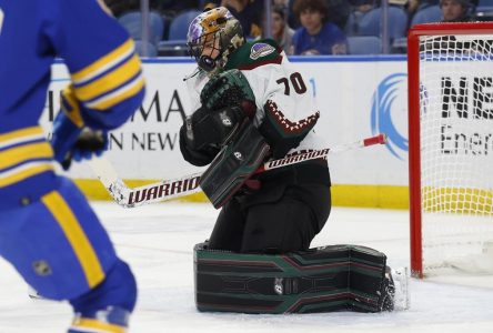 Une solide performance de Vejmelka mène les Coyotes à un gain de 4-1 sur les Sabres