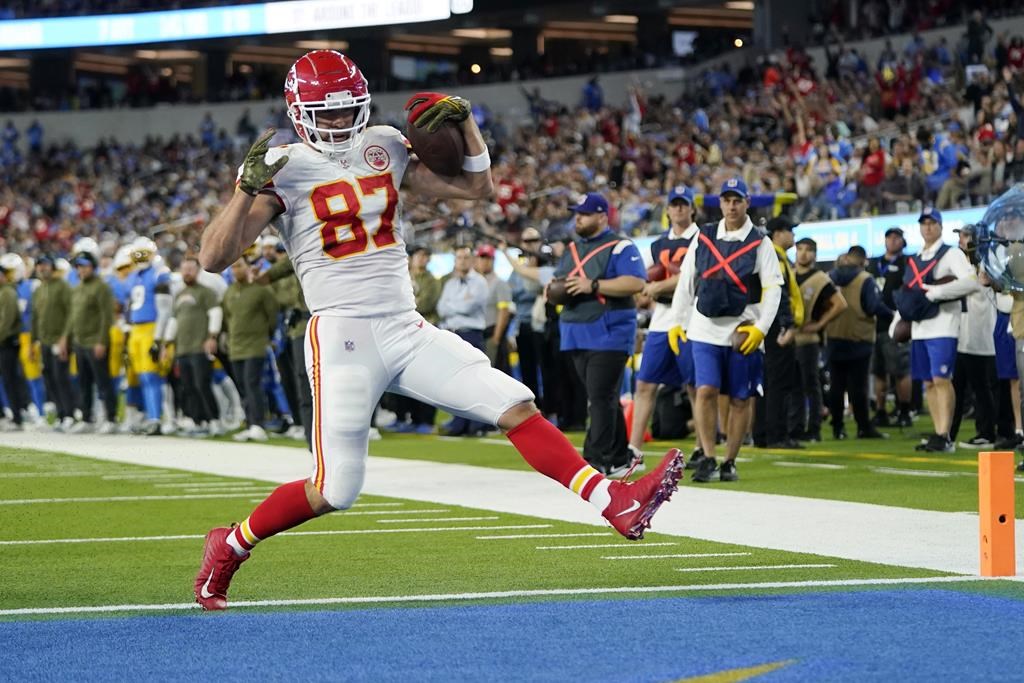 Kelce marque 3 touchés et les Chiefs défont les Chargers 30-27