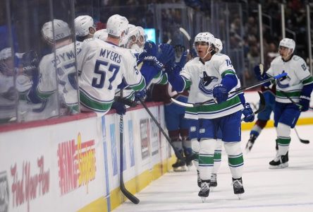 Ethan Bear marque le but vainqueur en troisième et les Canucks défont l’Avalanche