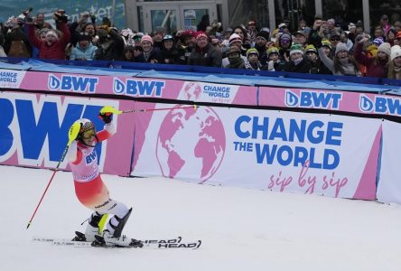 Holdener rejoint Swenn Larsson et gagne le slalom féminin au Vermont